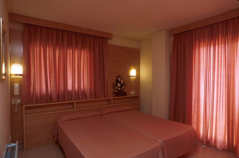 Sant Jordi Boutique Hotel Calella Rom bilde A bedroom in a hotel