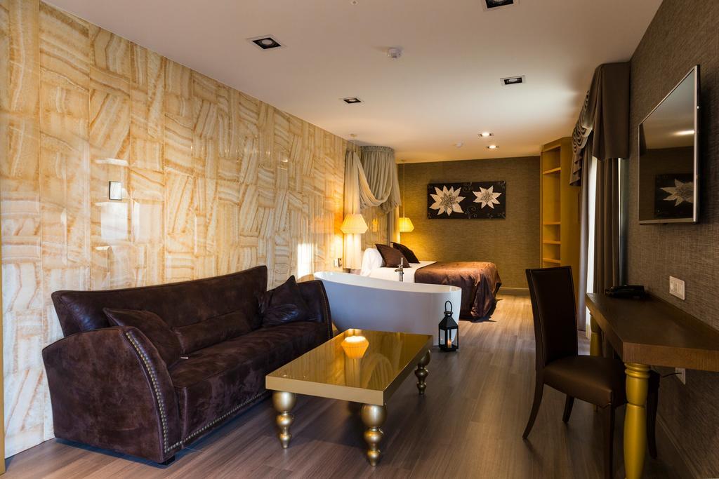 Sant Jordi Boutique Hotel Calella Eksteriør bilde A suite at the hotel