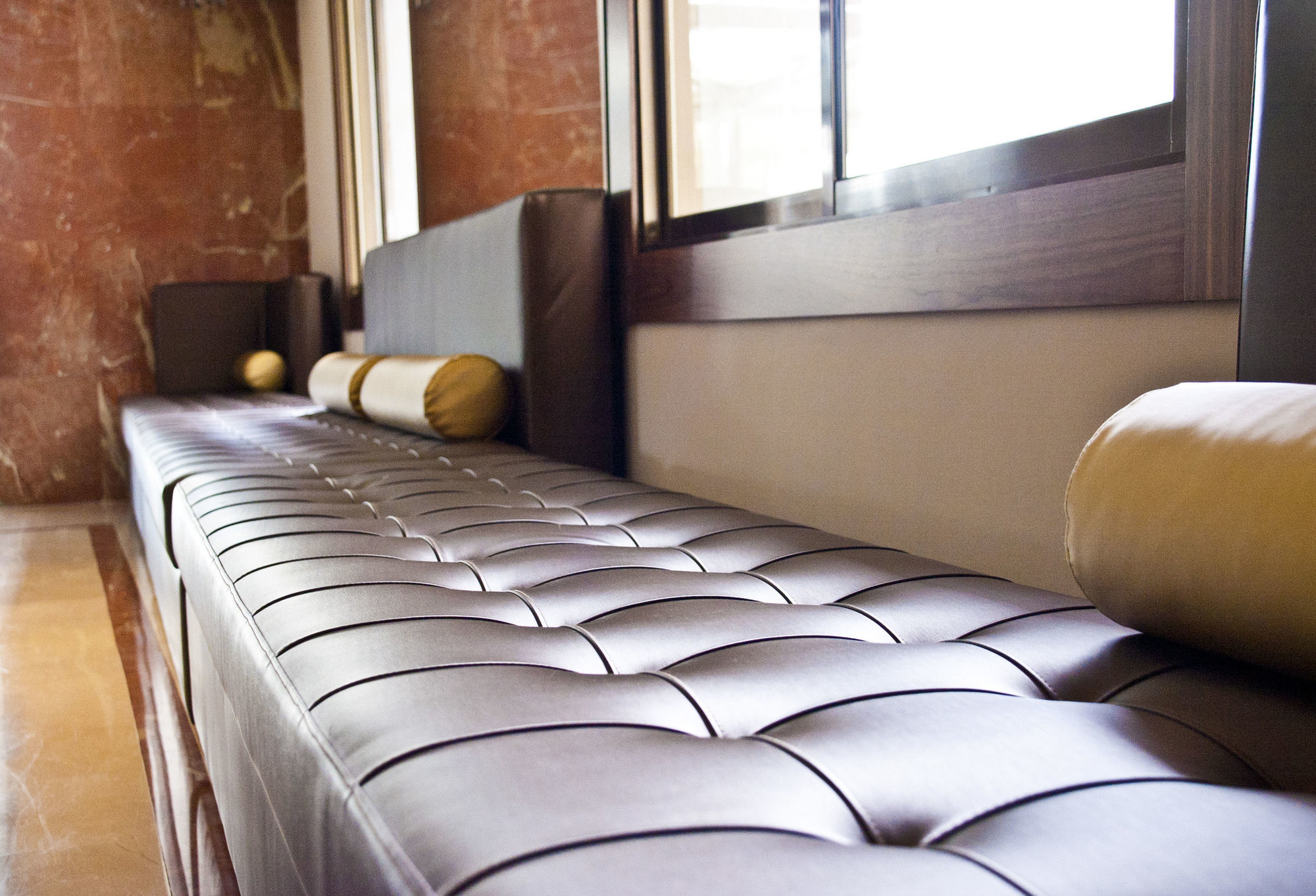 Sant Jordi Boutique Hotel Calella Eksteriør bilde A leather bench