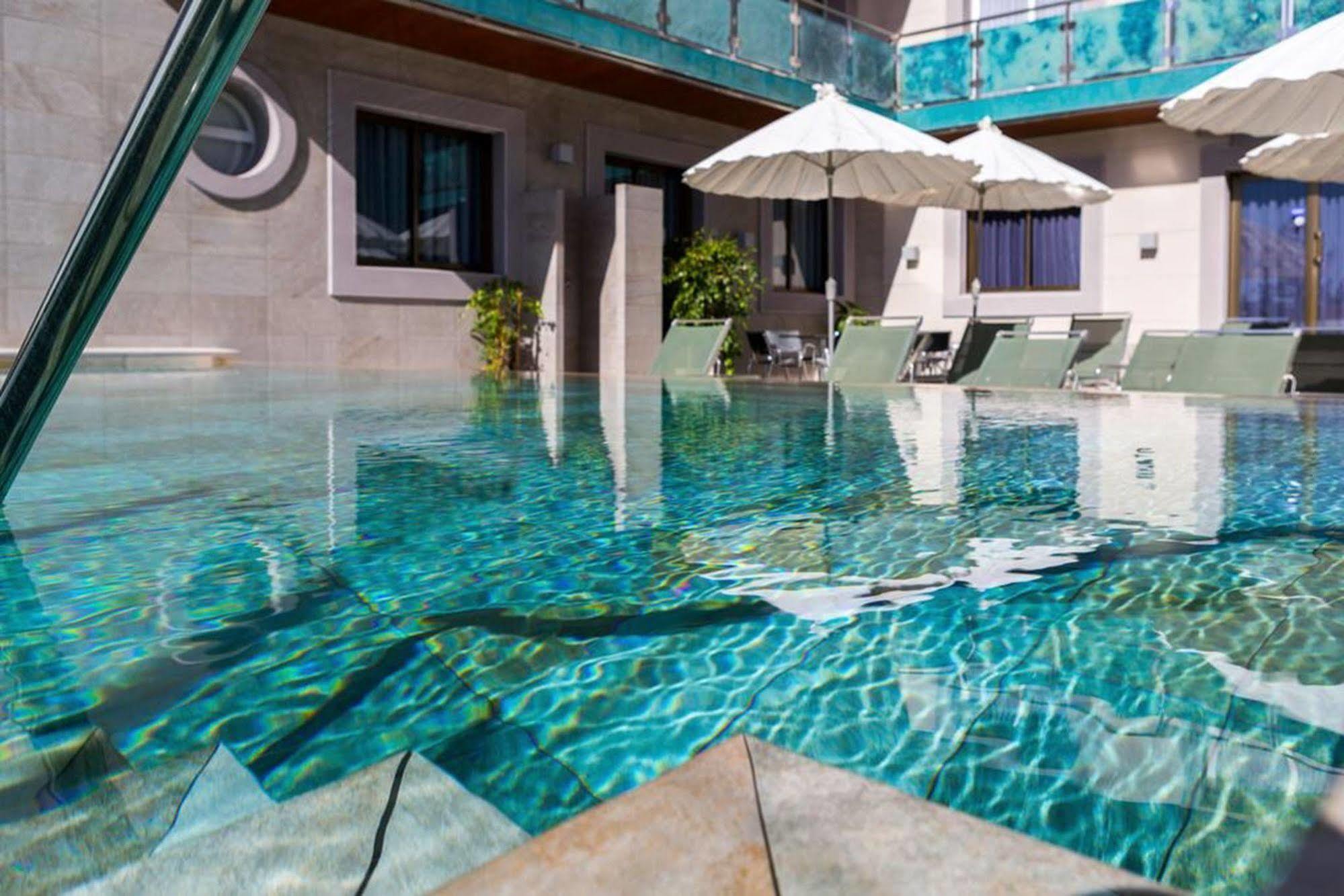 Sant Jordi Boutique Hotel Calella Eksteriør bilde The pool at the hotel